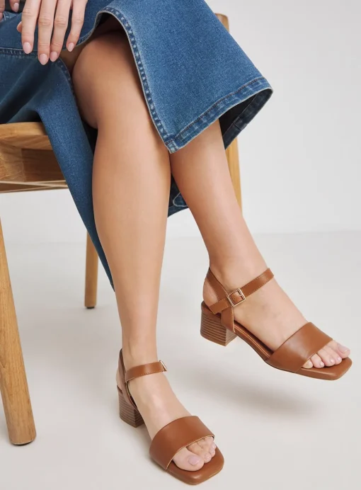 SIMPLY BE Classic Low Block Heel Barley There Sandal In Wide Fit Tan 6